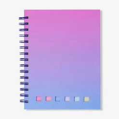 Quaderno sfumato con penna a sfera e segnapagina