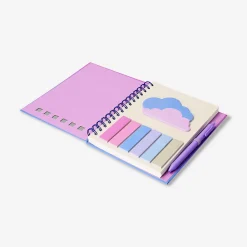 Quaderno sfumato con penna a sfera e segnapagina