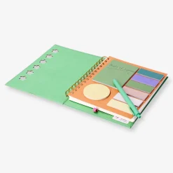 Quaderno verde con penna a sfera e memo