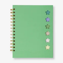 Quaderno verde con penna a sfera e memo